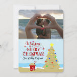 Beach Christmas Tree Frohe Weihnachts-Foto Ankündigung<br><div class="desc">Die Urlaubskarte ist perfekt für jeden,  der sich zu Weihnachten am Strand aufhält. Egal ob Sie in einem warmen Staat wohnen oder während Ihres Aufenthalts im Urlaub,  senden Sie Ihre herzlichen Grußkarten an alle,  die Sie kennen!</div>