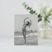 Beach Dancer B&W Foto Postkarte (Stehend Vorderseite)