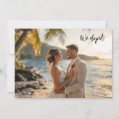 Beach Elopement nach Hochzeit Foto glücklich Einladung (Vorderseite)