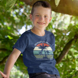Beach Family Wiedersehen Sunset Island Ferien Kind T-Shirt<br><div class="desc">Niedliche passende Wiedersehen-Strandurlaub-T - Shirt für Jungen,  die auf einer Inselkreuzfahrt oder einem tropischen Ausflug am Meer anziehen. Schöne Palmen vor einem hübschen Sonnenuntergang im Ozean. Perfektes T-Shirts für alle Kinder in einer Gruppe. Passen Sie dieses Tee mit dem Namen oder Jahr an.</div>