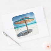 Beach Fleisch und Umbrella Silver Sands Quadratischer Aufkleber (Umschlag)