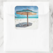 Beach Fleisch und Umbrella Silver Sands Quadratischer Aufkleber (Tasche)