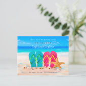 Beach Flip Flops auf Sand Save the Date Postkarte (Stehend Vorderseite)