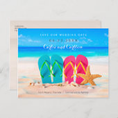 Beach Flip Flops auf Sand Save the Date Postkarte (Vorne/Hinten)