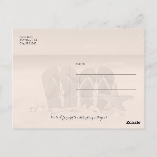 Beach Flip Flops auf Sand Save the Date Postkarte (Rückseite)