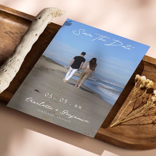 Beach Foto Save the Date - Couple Walking Shore