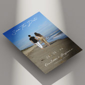 Beach Foto Save the Date - Couple Walking Shore