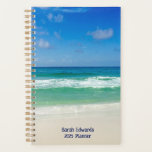 Beach Fotografie Blue Ocean Waves Custom 2025 Planer<br><div class="desc">Diese coole Strandfotografie 2025 eignet sich perfekt für ein Restaurant am Meer oder eine Bar am Strand, um sich als Souvenir für Gäste zu gestalten. Ein schönes Strandfoto, aufgenommen in der idealen Feriendestination Destin, Florida. Das wunderschöne grüne Wasser von Sandestin weht bis zum Sandstrand unter dem ruhigen blauen Himmel, um...</div>