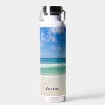 Beach Fotografy Blue Ocean Waves Personalisiert Trinkflasche<br><div class="desc">Diese coole Wasserflasche mit Strandfotografie eignet sich hervorragend für ein Strandrestaurant oder ein Souvenir am Bar. Ein schönes Strandfoto, aufgenommen in der idealen Feriendestination Destin, Florida. Das wunderschöne grüne Wasser von Sandestin spült bis zum Sandstrand unter dem ruhigen blauen Himmel, um das perfekte landschaftliche Foto für einen Urlaub zu machen....</div>