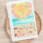 Beach Happy Place Planner Planer<br><div class="desc">Werfen Sie einen Blick auf die Schönheit der originalen und einzigartigen Kunst, während Sie Ihre Tage, Wochen und Monate voraus planen. Mit unserem Happy Place Monthly Planner, der eine bezaubernde Abbildung eines mit Muscheln gefüllten Strandes bei Sonnenaufgang zeigt, bleibe und inspiriere Produktivität und Kreativität. Die fröhliche und fröhliche Atmosphäre, begleitet...</div>