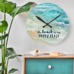 Beach Happy Place Watercolor Ocean Waves Küste Runde Wanduhr<br><div class="desc">Mit dieser coolen Wanduhr an der Küste mit tropisch türkisfarbenen Wellen und Meereswellen,  Korallenstarfischen und "Der Strand ist mein Happy Place"-Caption in einem nautisch-marineblauen Schriftart schaffen Sie einen Badevibe. Kunst von KL Stock</div>