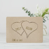 Beach Hearts im Sand für Hochzeiten einladen Einladung (Stehend Vorderseite)