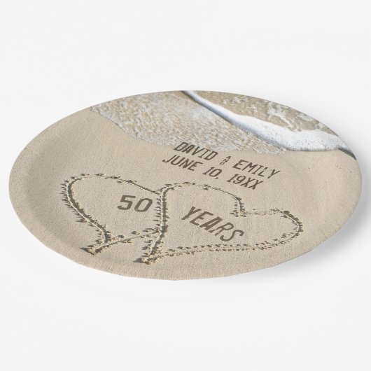 Beach Hearts Paper Plate zum 50. Jubiläum Pappteller (Schrägansicht)