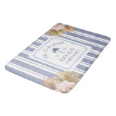 Beach House Blue Stripes Coastal Boho Bauernhof Badematte (Schrägansicht)