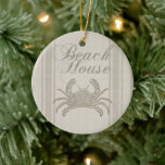 Beach House Crab Küste Vintag Keramik Ornament<br><div class="desc">Dieses Strandhaus Krabbengeschenk ist ein beruhigendes Strandgeschenk. Das Bild hat einen sandfarbenen Hintergrund mit einem Muster, das wie Leinwand aussieht. Das ist perfekt für das Strandhaus und bringt Sie in die Stimmung des Sommers. Die Dekoration im Strandhaus sollte beruhigend sein und sich wie ein lässiger Strand fühlen. Für ein Wassergefühl...</div>