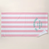 Beach House Familienname Pink Cabana Strip Strandtuch (Vorderseite)