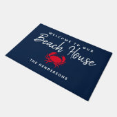 Beach House Nauavy Blue Red Crab Monogram Fußmatte (Schrägansicht)