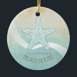 Beach House Nautical Starfish Aqua Blue ID623 Keramik Ornament<br><div class="desc">Dieses Produkt in den sanften Farben von Meer und Sand ermöglicht es Ihnen, einfach Ihren eigenen Namen und Text mit der bereitgestellten Vorlage hinzuzufügen. Das einfache Seesternbild auf einem beängstigenden Aquarellhintergrund wird durch einen Wellenakzent in Aqua und Weiß hervorgehoben. Wenn Sie nicht das Glück haben, ein Strandhaus oder eine Hütte...</div>