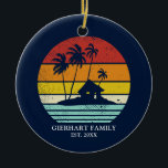 Beach House Vacation Family Wiedersehen Nautical Keramik Ornament<br><div class="desc">Passen Sie diese Retro-Designs für Ihr Camping- oder Seehaus an, indem Sie Ihren Familiennamen oder Ihren eigenen Text und das Jahr hinzufügen. Ich hoffe, es geht nicht nur um das coole Design, das Sie in den Augen haben, sondern auch darum, dass Sie es nie in einem Kaufhaus finden werden, sondern...</div>