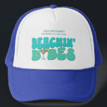 Beach Junggeselinnen-Abschied Beachin Babes Brides Truckerkappe<br><div class="desc">Lassen Sie sich mit diesem atemberaubenden Junggeselinnen-Abschied personalisierte Produkte in Ihrem Junggeselinnen-Abschied verwöhnen. Ob Sie einen Badeurlaub, einen Mädchenurlaub oder einen Junggeselinnen-Abschied der besten Freunde feiern, diese maßgeschneiderte Strandartikel sind die perfekte Ergänzung zu Ihrem unvergesslichen Aufenthalt. Fügen Sie Ihrem Junggeselinnen-Abschied-Souvenir eine persönliche Touch mit benutzerdefinierten Textoptionen hinzu. Stellen Sie sich...</div>