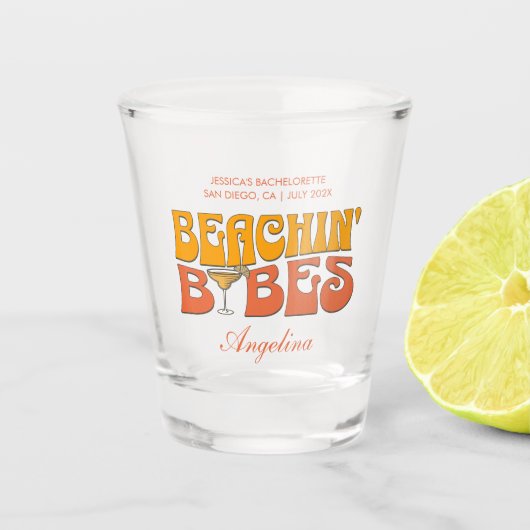 Beach Junggeselinnen-Abschied Groovy Beachin Babes Schnapsglas (Vorderseite)