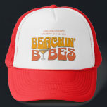 Beach Junggeselinnen-Abschied Groovy Beachin Babes Truckerkappe<br><div class="desc">Lassen Sie sich mit diesem atemberaubenden Junggeselinnen-Abschied personalisierte Produkte in Ihrem Junggeselinnen-Abschied verwöhnen. Ob Sie einen Badeurlaub, einen Mädchenurlaub oder einen Junggeselinnen-Abschied der besten Freunde feiern, diese maßgeschneiderte Strandartikel sind die perfekte Ergänzung zu Ihrem unvergesslichen Aufenthalt. Fügen Sie Ihrem Junggeselinnen-Abschied-Souvenir eine persönliche Touch mit benutzerdefinierten Textoptionen hinzu. Stellen Sie sich...</div>