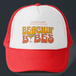 Beach Junggeselinnen-Abschied Groovy Beachin Babes Truckerkappe<br><div class="desc">Lassen Sie sich mit diesem atemberaubenden Junggeselinnen-Abschied personalisierte Produkte in Ihrem Junggeselinnen-Abschied verwöhnen. Ob Sie einen Badeurlaub, einen Mädchenurlaub oder einen Junggeselinnen-Abschied der besten Freunde feiern, diese maßgeschneiderte Strandartikel sind die perfekte Ergänzung zu Ihrem unvergesslichen Aufenthalt. Fügen Sie Ihrem Junggeselinnen-Abschied-Souvenir eine persönliche Touch mit benutzerdefinierten Textoptionen hinzu. Stellen Sie sich...</div>