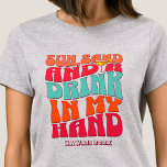 Beach Junggeselinnen-Abschied Groovy Sun Sand Drin T-Shirt<br><div class="desc">Lassen Sie sich mit diesem atemberaubenden Junggeselinnen-Abschied am Strand, personalisierten T - Shirt, von Ihrem bevorstehenden Junggeselinnen-Abschied verwöhnen. Ob Sie einen Badeurlaub, einen Mädchenurlaub oder einen Junggeselinnen-Abschied der besten Freunde verbringen möchten, diese T - Shirt sind die perfekte Ergänzung zu Ihrem unvergesslichen Aufenthalt. Fügen Sie Ihrem Junggeselinnen-Abschied eine persönliche Touch...</div>