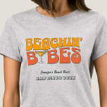 Beach Junggeselinnen-Abschied Retro Beachin Babes T-Shirt<br><div class="desc">Lassen Sie sich mit diesem atemberaubenden Junggeselinnen-Abschied am Strand, personalisierten T - Shirt, von Ihrem bevorstehenden Junggeselinnen-Abschied verwöhnen. Ob Sie einen Badeurlaub, einen Mädchenurlaub oder einen Junggeselinnen-Abschied der besten Freunde verbringen möchten, diese T - Shirt sind die perfekte Ergänzung zu Ihrem unvergesslichen Aufenthalt. Fügen Sie Ihrem Junggeselinnen-Abschied eine persönliche Touch...</div>