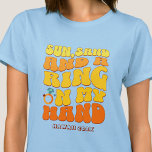 Beach Junggeselinnen-Abschied Retro Sonnenring T-Shirt<br><div class="desc">Lassen Sie sich mit diesem atemberaubenden Junggeselinnen-Abschied am Strand, personalisierten T - Shirt, von Ihrem bevorstehenden Junggeselinnen-Abschied verwöhnen. Ob Sie einen Badeurlaub, einen Mädchenurlaub oder einen Junggeselinnen-Abschied der besten Freunde verbringen möchten, diese T - Shirt sind die perfekte Ergänzung zu Ihrem unvergesslichen Aufenthalt. Fügen Sie Ihrem Junggeselinnen-Abschied eine persönliche Touch...</div>