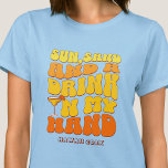 Beach Junggeselinnen-Abschied Retro Sun Sand Drink T-Shirt<br><div class="desc">Lassen Sie sich mit diesem atemberaubenden Junggeselinnen-Abschied am Strand, personalisierten T - Shirt, von Ihrem bevorstehenden Junggeselinnen-Abschied verwöhnen. Ob Sie einen Badeurlaub, einen Mädchenurlaub oder einen Junggeselinnen-Abschied der besten Freunde verbringen möchten, diese T - Shirt sind die perfekte Ergänzung zu Ihrem unvergesslichen Aufenthalt. Fügen Sie Ihrem Junggeselinnen-Abschied eine persönliche Touch...</div>