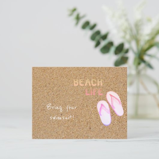 Beach Life Flops im Sand individuell anpassbar Postkarte (Stehend Vorderseite)