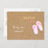 Beach Life Flops im Sand individuell anpassbar Postkarte (Vorne/Hinten)