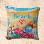Beach Life Umbrells in Sand Kissen<br><div class="desc">Wellen auf einem Sandstrand und Sonnenbäder unter farbenfrohen Sonnenschirmen mit schicken Buchstaben "Beach Life",  dieses Design ist eine unterhaltsame Ergänzung zu Ihrem sommerlichen Outdoor-Dekor. PASSENDE Artikel in unserer Sammlung.</div>