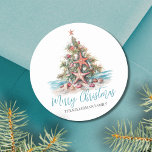 Beach Merry Christmas Tree Runder Aufkleber<br><div class="desc">Weihnachtsbaum Classic Round Sticker am Strand. Mit diesem festlichen Rundaufkleber mit einem am Strand inspirierten Weihnachtsbaum aus Muscheln und Seestern verbringen Sie einen küstenartigen Beifall. Dieser Aufkleber eignet sich ideal für Urlaubswünsche am Strand und ist ideal für alle, die an tropischen Orten wie Hawaii wohnen, oder für diejenigen, die eine...</div>