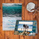 Beach Muscheln Weihnachts-Fotokarten Feiertagskarte<br><div class="desc">Weihnachts-Grußkarte am Strand mit Foto auf der Vorderseite und realistische Muschelgrenze am unteren Ende. Geöffnet um eine persönliche Nachricht und Unterschrift mit Meereswasser Hintergrund zu finden. Ideal für jede Strandfreunde,  die sich im Urlaub vergnügen möchten. Wählen Sie die gedruckte und / oder herunterladbare Version.</div>