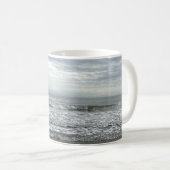 Beach Ocean Water Sky Blue White Gray Wave Küste Kaffeetasse (VorderseiteRechts)