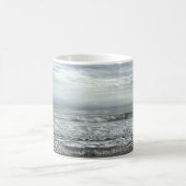 Beach Ocean Water Sky Blue White Gray Wave Küste Kaffeetasse (Mittel)