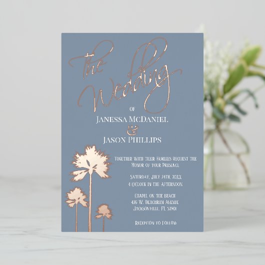Beach Palm Trees Dusty Blue Tropical Wedding Folieneinladung (Stehend vorne)
