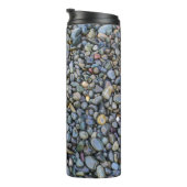 Beach Pebbles Custom Monogram Tumbler Thermosbecher (Nach rechts gedreht)