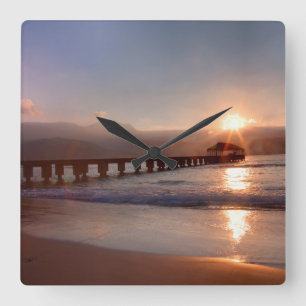 Beach pier at sunset, Hawaii Quadratische Wanduhr