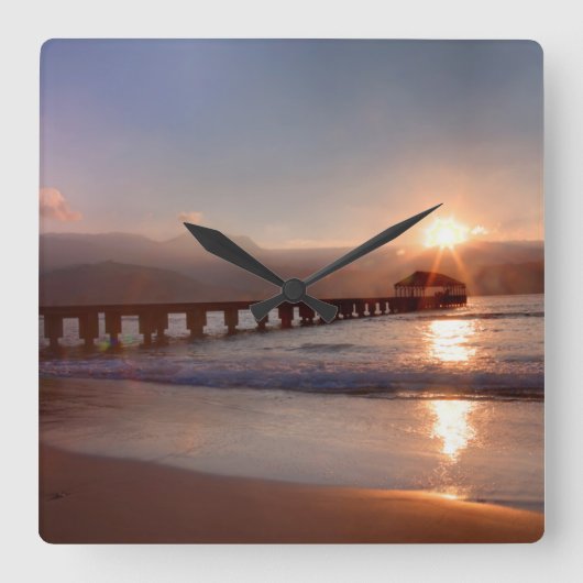 Beach pier at sunset, Hawaii Quadratische Wanduhr (Vorderseite)