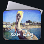 Beach Pier Pelican Bird Foto Sonnentag Skript Laptopschutzhülle<br><div class="desc">Dieses glückliche Pelikan, das auf einem Geländer steht und einen kalifornischen Strand überragt, schreit nach "Urlaub bereit". Fahren Sie zurück in die warmen Ozeanbrisen, wenn Sie diese farbenfrohe Fotografie neopren Laptop Ärmel. Dieser Laptop-Ärmel ist in drei Größen erhältlich: 15 Zoll, 13 Zoll und 10 Zoll. Ein tolles Geschenk für jemanden,...</div>