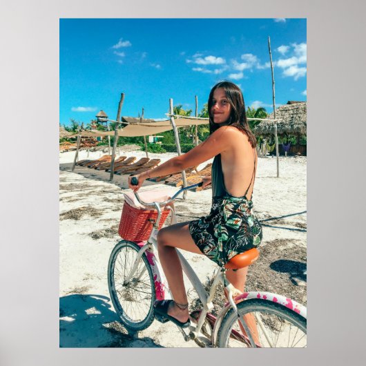 Beach Ride Ästhetik - Frau auf dem Fahrrad am Meer Poster (Vorne)
