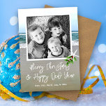Beach Sand Foto Weihnachtskarte Feiertagskarte<br><div class="desc">Ocean Beach Foto Weihnachtskarten. Mit einem Gruß und einer Unterschrift anpassen. Fügen Sie der quadratischen Vorlage ein Foto mit einem kleinen Seestern und einem Stück Heiligen in der Ecke hinzu. Reverse ist ein Bild von braunem Sand.</div>
