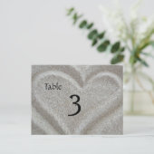 Beach Sand Heart Tischnummer Card (Stehend Vorderseite)