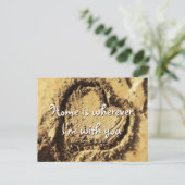 Beach Sand Heart Zuhause ist mit Ihnen Zitat Postkarte (Stehend Vorderseite)