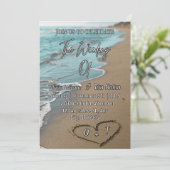 Beach Sand Hearts Elegant Tropical Modern Wedding Einladung (Stehend Vorderseite)