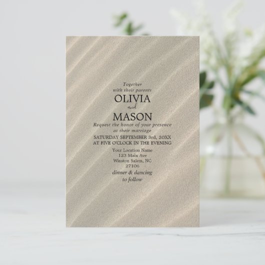 Beach Sand Textured Wedding Einladung (Stehend Vorderseite)