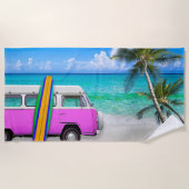 Beach Scene mit Fuchsia Pink Van und Surfboard Strandtuch (Vorderseite)